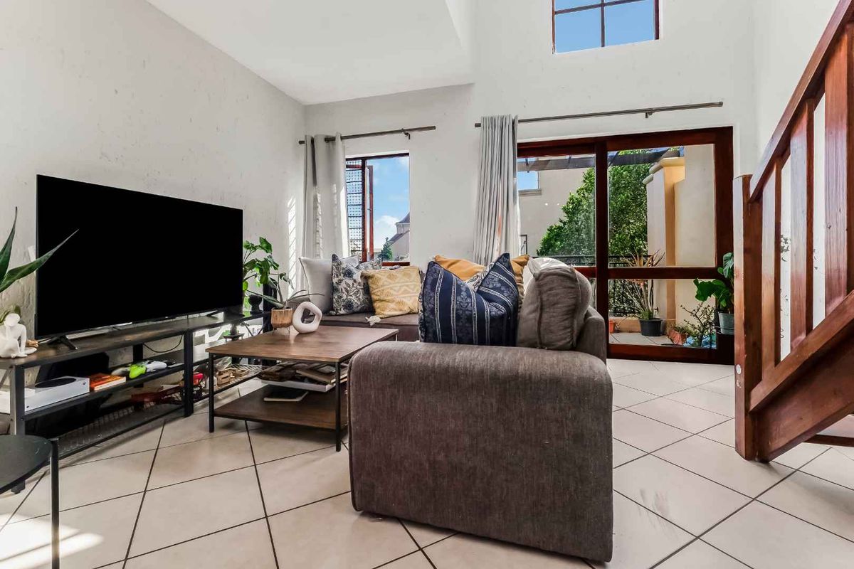 TOP FLOOR LOFT APARTMENT, BOASTING LOADS OF NAURAL LIGHT AND IN A FANTASTIC LOCATION - Photo 5