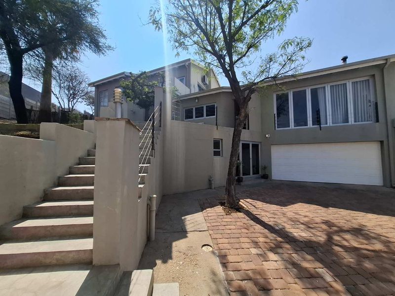 Exquisite, fully furnished, Family Home with Breathtaking Views - Photo 9