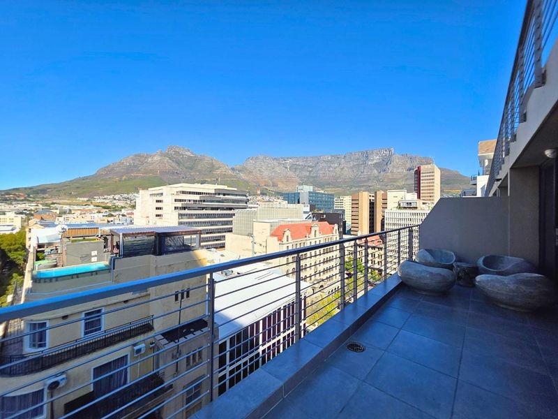 Double-Storey Corner Penthouse with Iconic Table Mountain Views - Photo 9