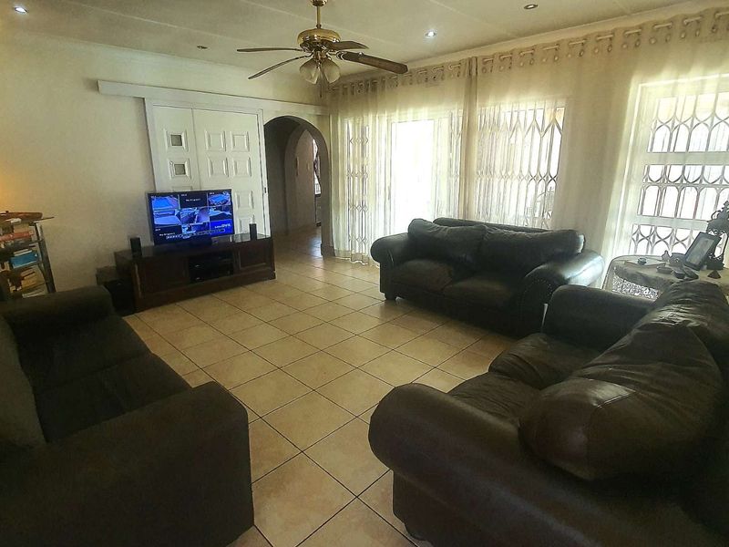 Lovely 5 bedroom family home with a study and entertainment area - Photo 10