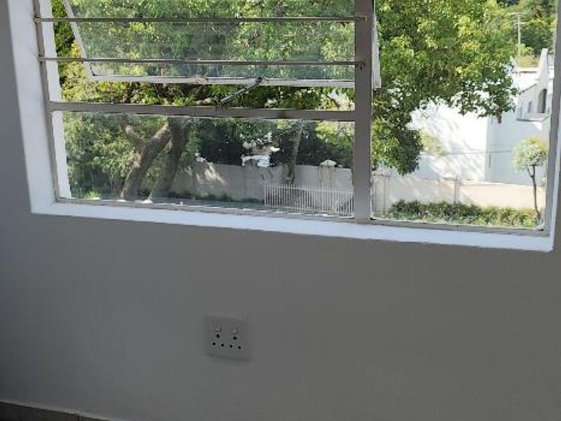 LOVELY 1 BED  / STUDIO APARTMENT IN ROSEBANK - Photo 3