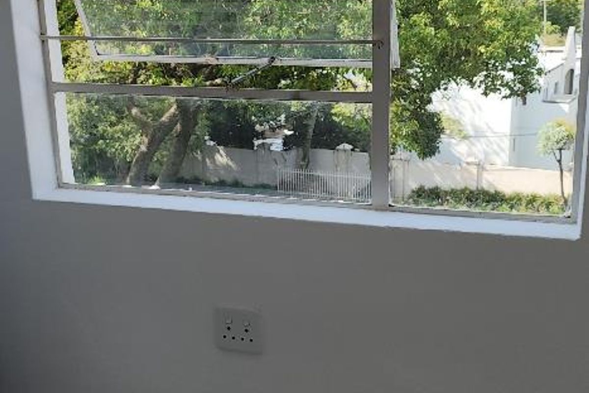 LOVELY 1 BED  / STUDIO APARTMENT IN ROSEBANK - Photo 3