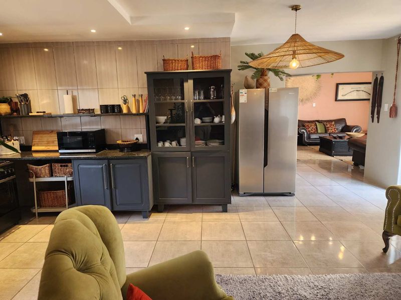 Fully Furnished, 4-Bedroom Townhouse, minutes away from Loftus Versfeld - Photo 5