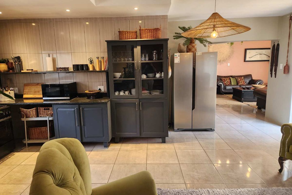 Fully Furnished, 4-Bedroom Townhouse, minutes away from Loftus Versfeld - Photo 5