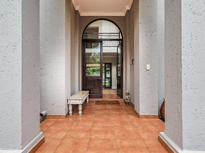 Classic 5-Bedroom, 4-Bathroom Family Home for Rent - Photo 2