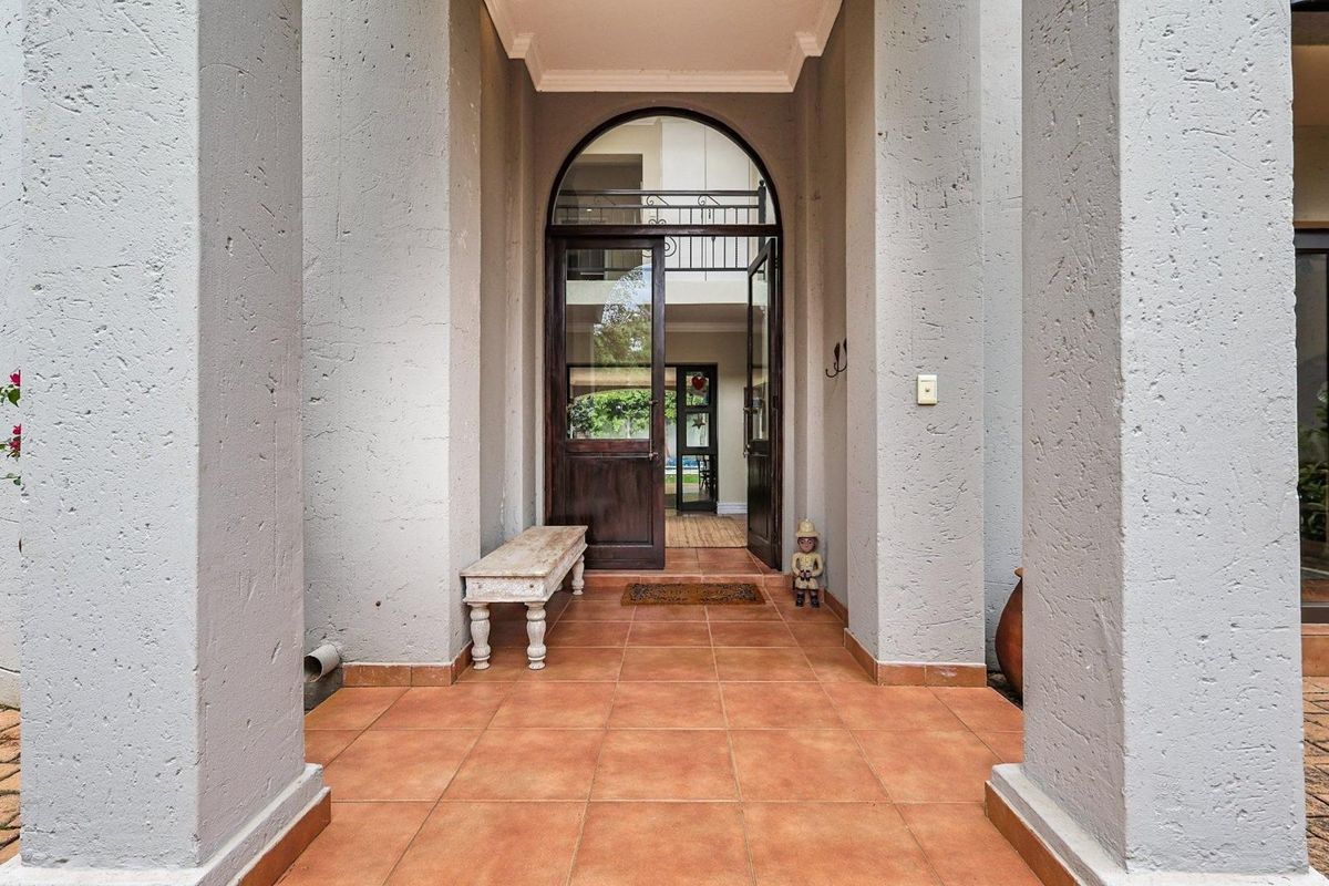 Classic 5-Bedroom, 4-Bathroom Family Home for Rent - Photo 2