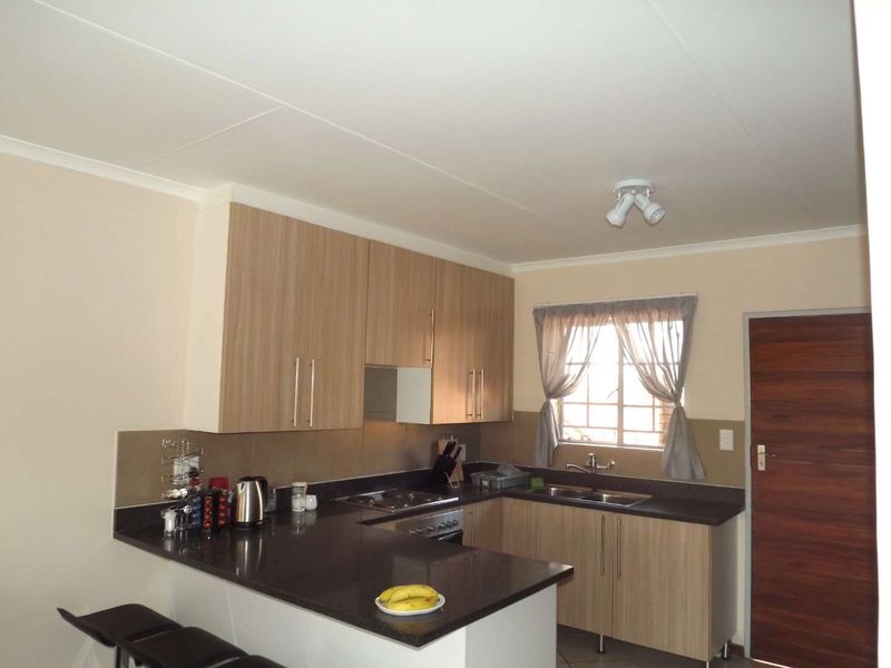 Modern 3 Bedroom Townhouse in Prime Location - Photo 6