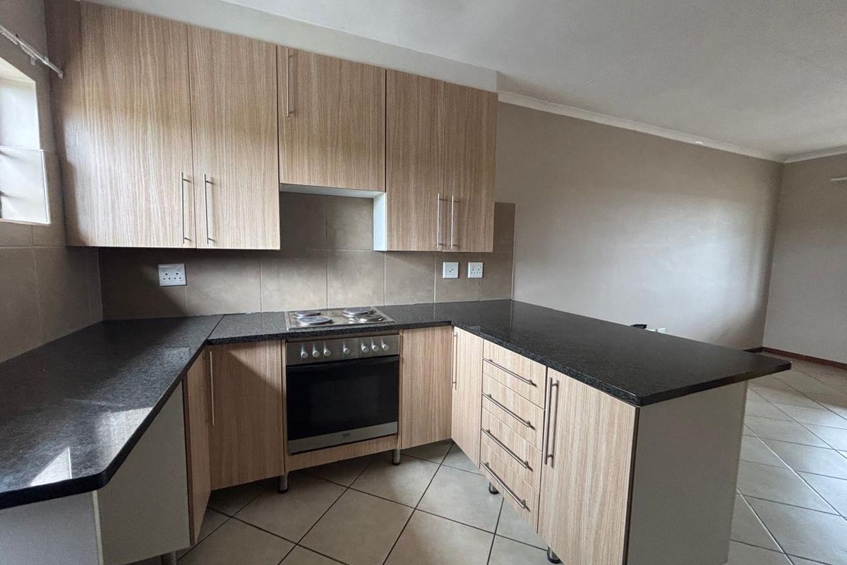 2 Bedroom 1 Bathroom Townhouse For sale in Midrand - Photo 3