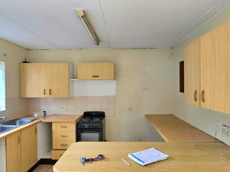 Ideal Investment: Spacious 2-Bedroom, Low Maintenance - Photo 8