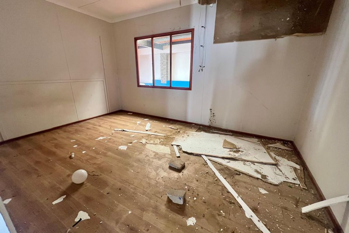 FOR SALE: 4 BEDROOMS AND 1 FLATLET FOR SALE IN VINETA SWAKOPMUND, NAMIBIA - Photo 3