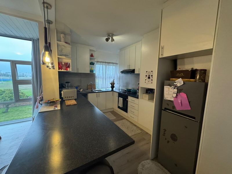 Spacious Modern Two-Bedroom Apartment with Table Mountain Views - Photo 4