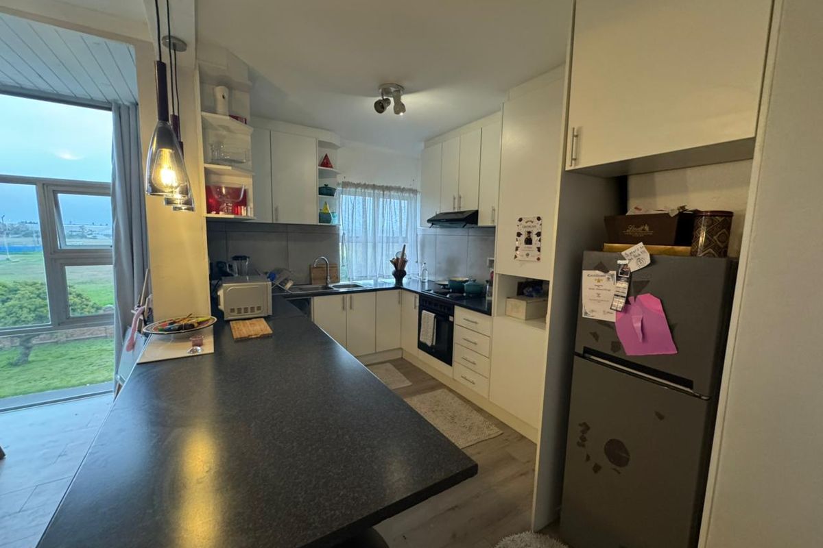 Spacious Modern Two-Bedroom Apartment with Table Mountain Views - Photo 4