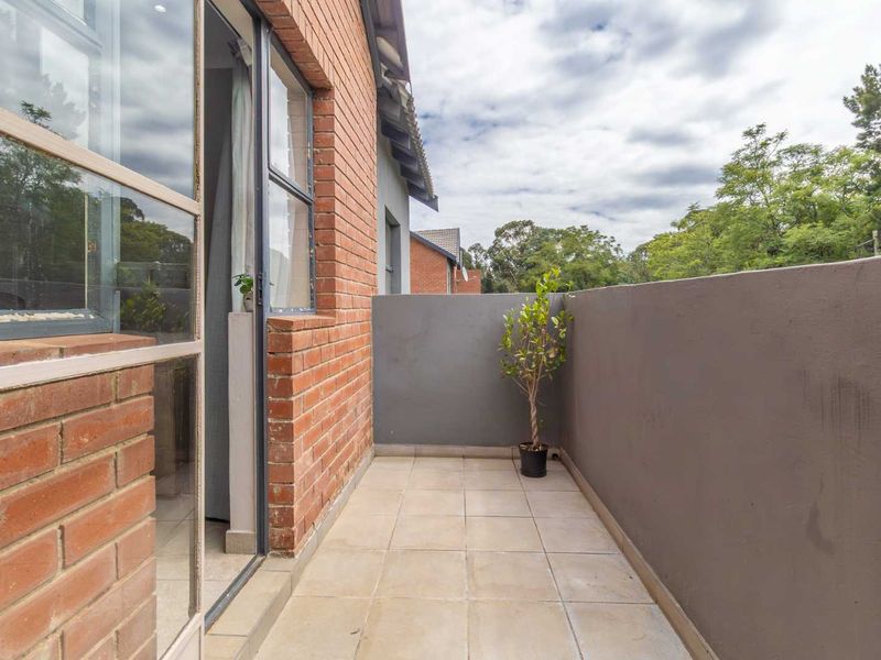 Perfect Starter Home or Investment – 2-Bedroom Apartment in Prime Location - Photo 8