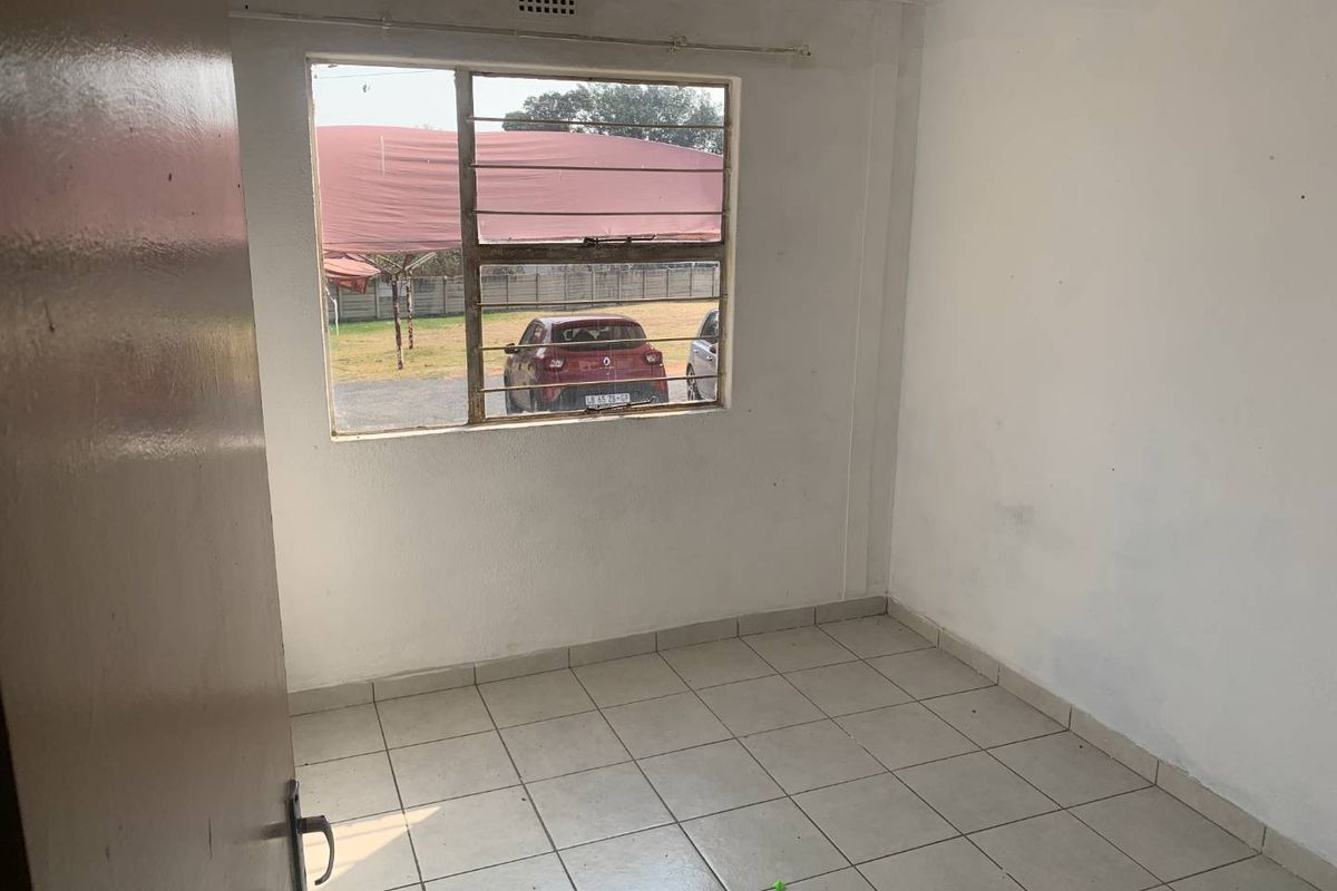 Discover your dream home in the heart of Ridgeway with this stunning 3-bedroom townhouse for sale in the highly sought-after Lion Ridge Complex, located just so - Photo 5