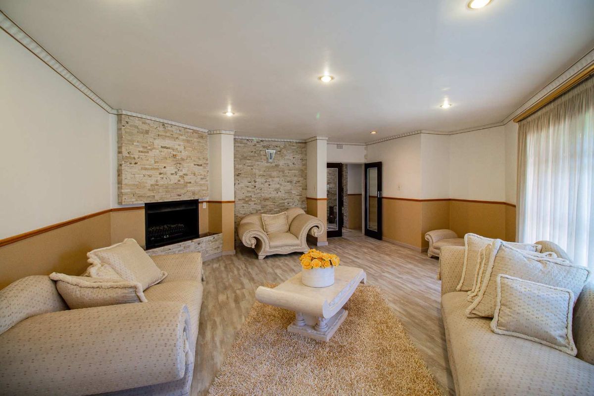 Charming 4-Bedroom Home in a Boomed Area with Sparkling Pool & Modern Kitchen - Photo 5