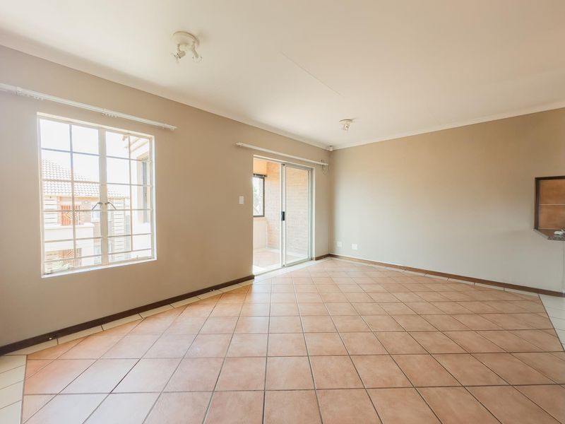 2 Bedroom Townhouse with an Enclosed Balcony - Photo 6