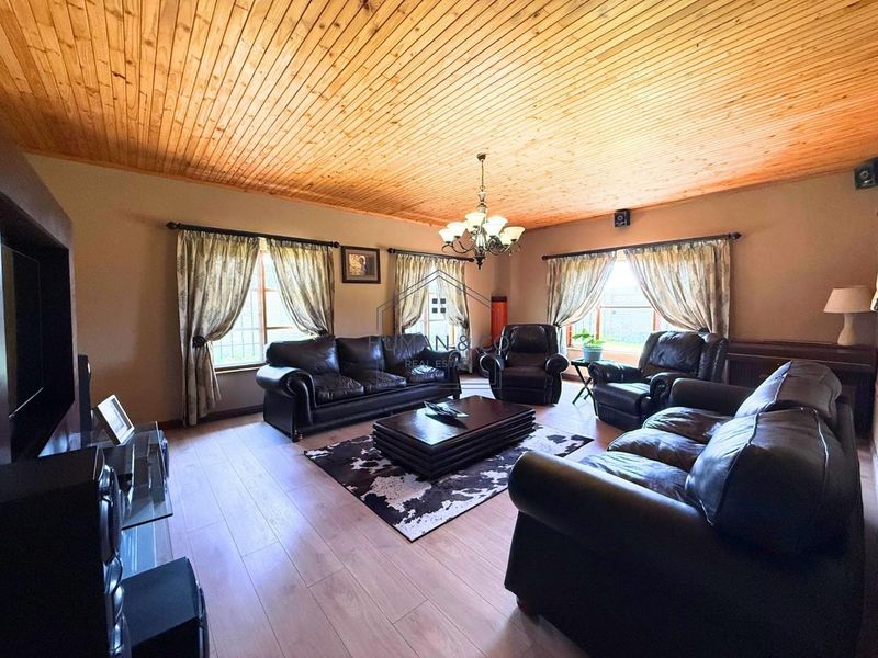 Spacious 5-Bedroom Home with 2 Bedroom Flat in town center! - Photo 5