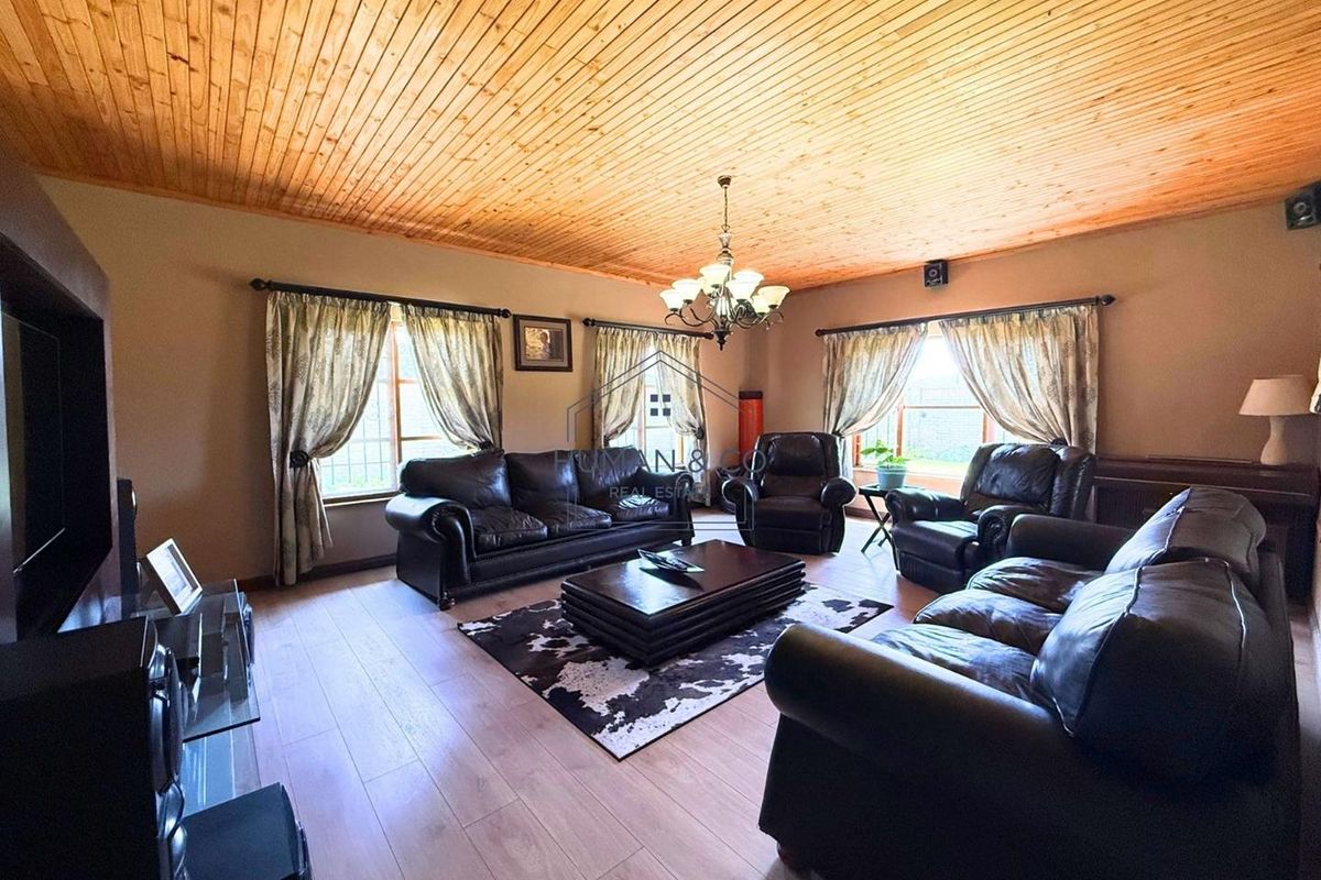 Spacious 5-Bedroom Home with 2 Bedroom Flat in town center! - Photo 5