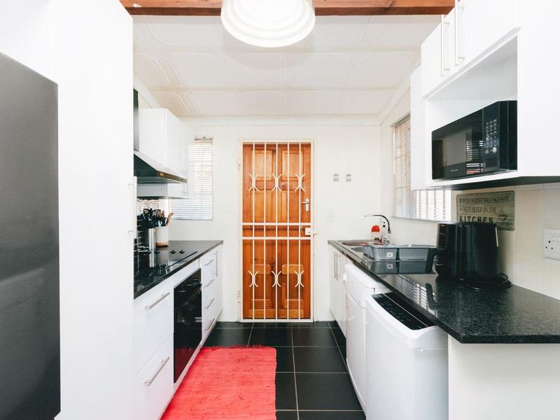 Neat 2 bedroom 2 bathroom unit for sale in Weltevreden Park Roodepoort - Photo 2