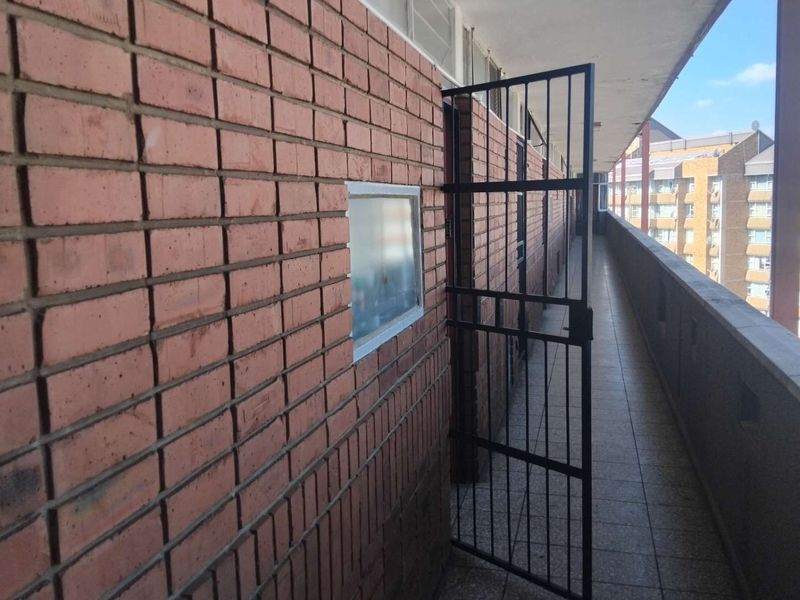 1 Bedroom Apartment/Flat For Sale in Sunny Side Pretoria - Photo 2