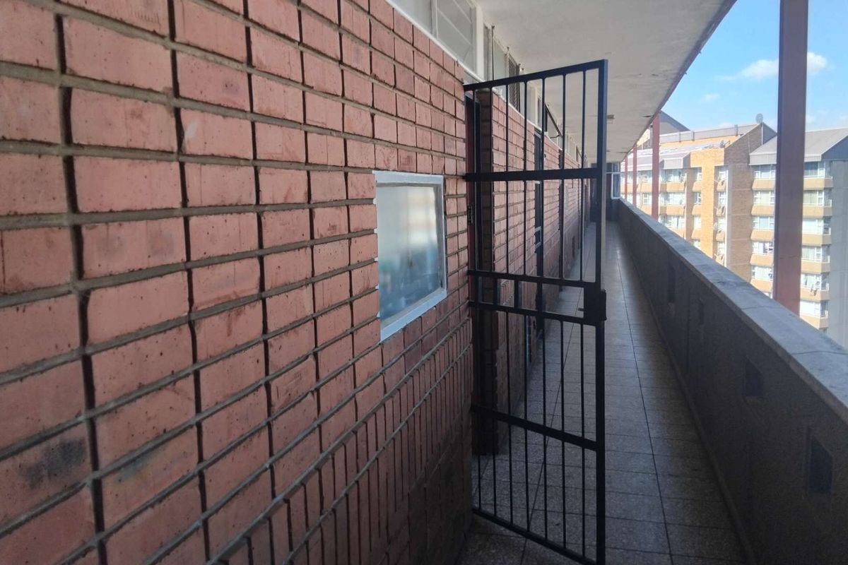 1 Bedroom Apartment/Flat For Sale in Sunny Side Pretoria - Photo 2