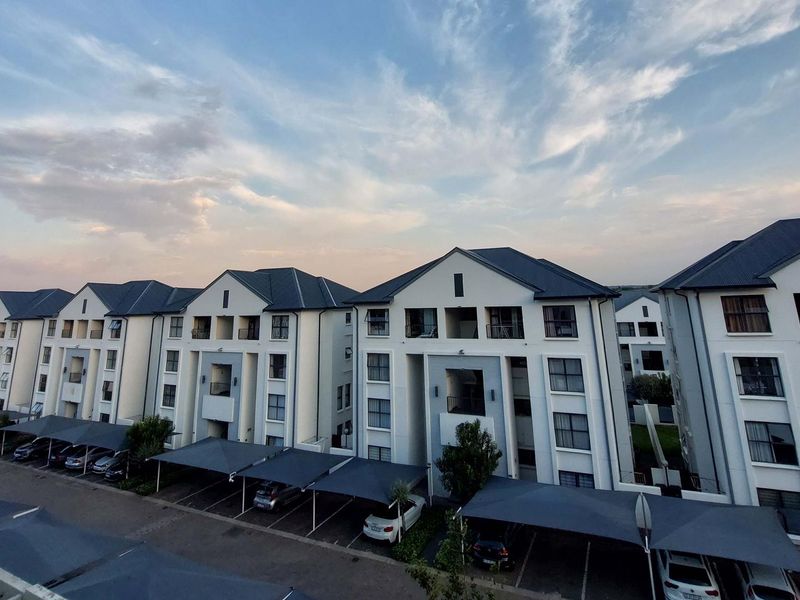 Lovely 1 bedroom, 1 bathroom, top floor apartment for sale in Petervale - Photo 1