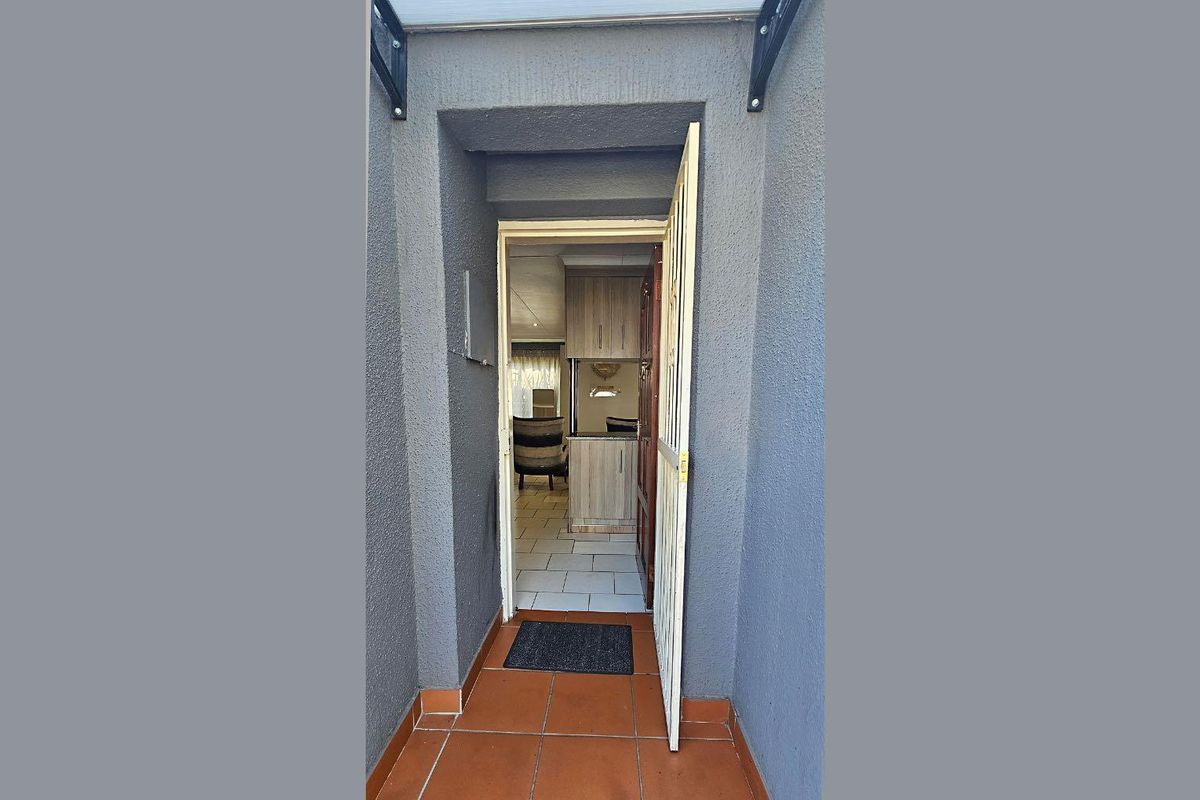Three-Bedroom Unit Close to Everything in Radiokop - Photo 4