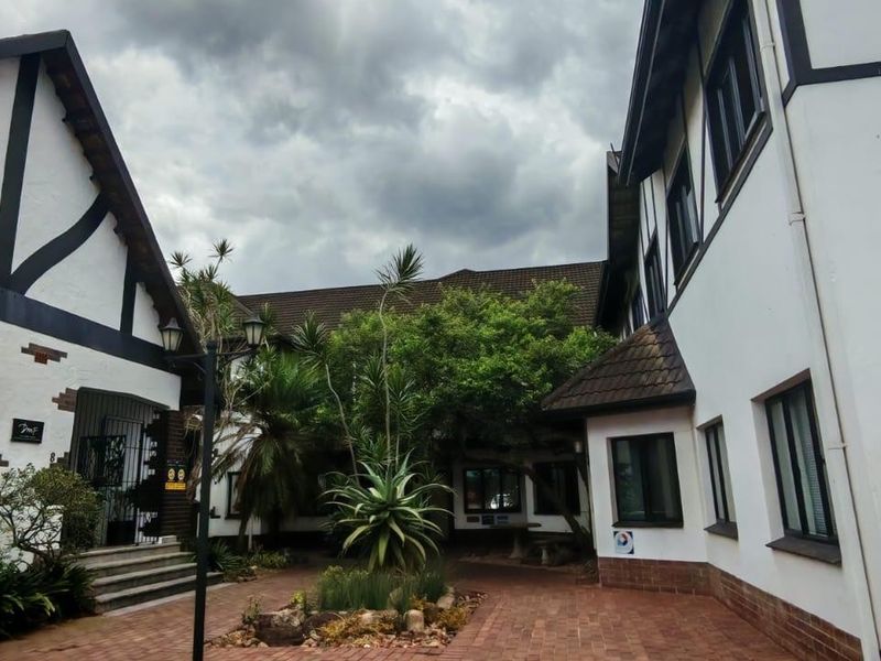 Architecturally striking Tudor façade with a precision?executed contemporary interior - Photo 2