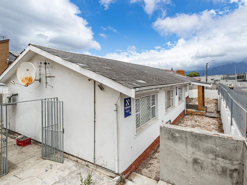 Large Property in Rylands - R3,575m - Photo 2