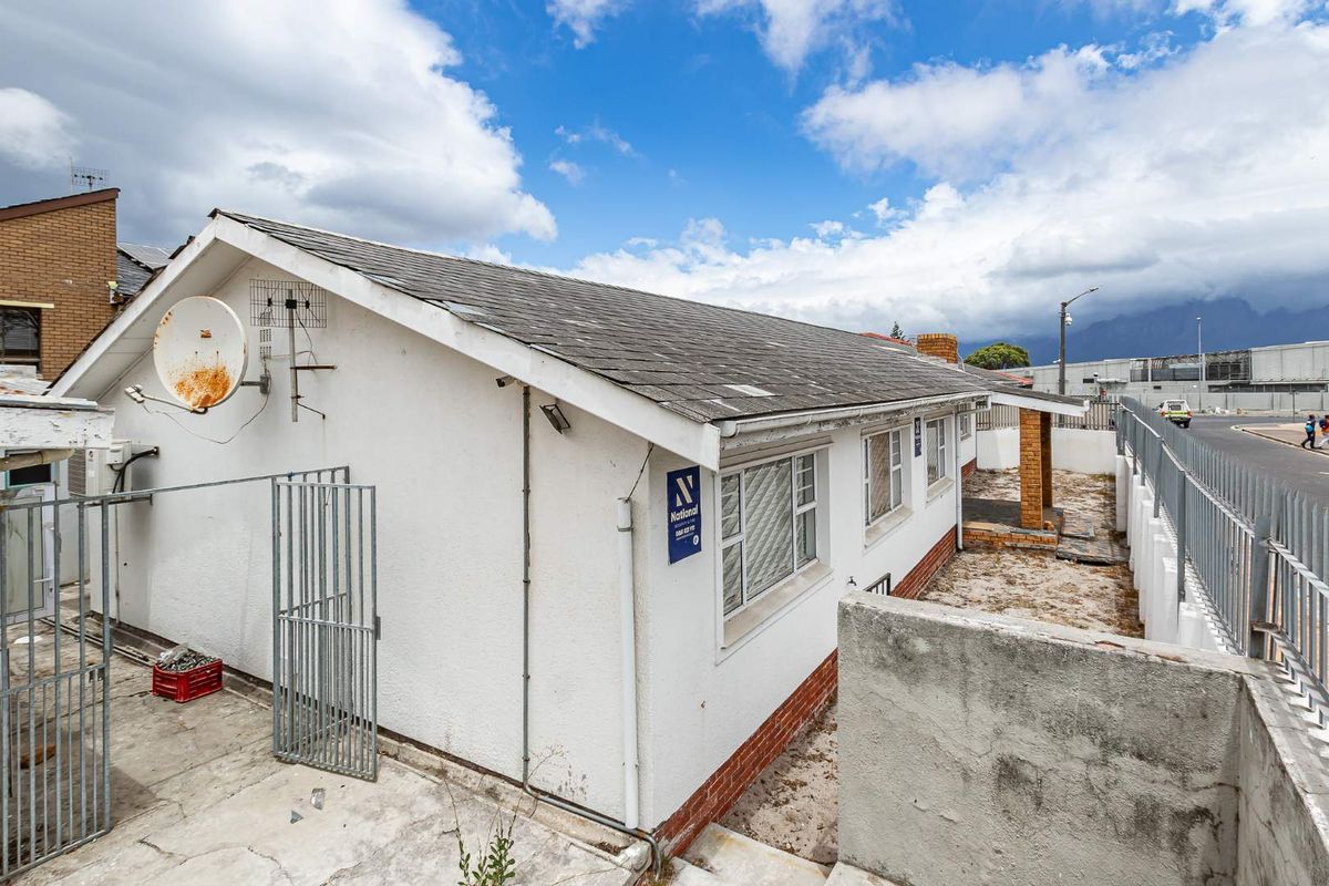 Large Property in Rylands - R3,575m - Photo 2