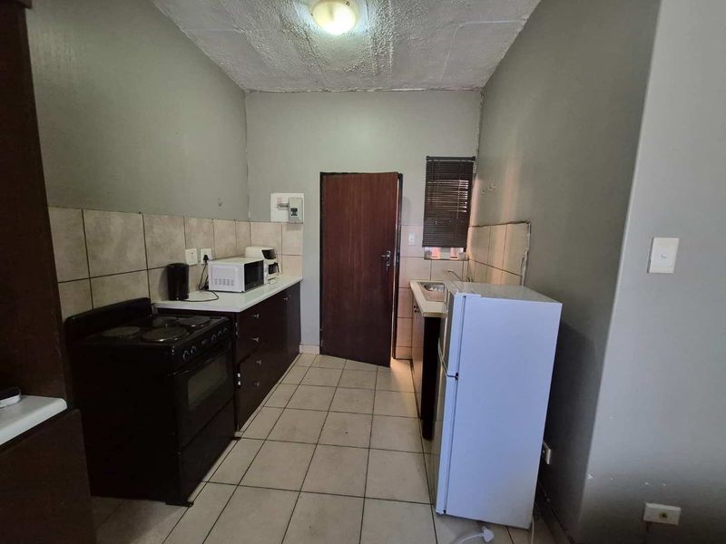 Bachelor Apartment FOR SALE  in KEMPTON PARK EXT 1 - Photo 2