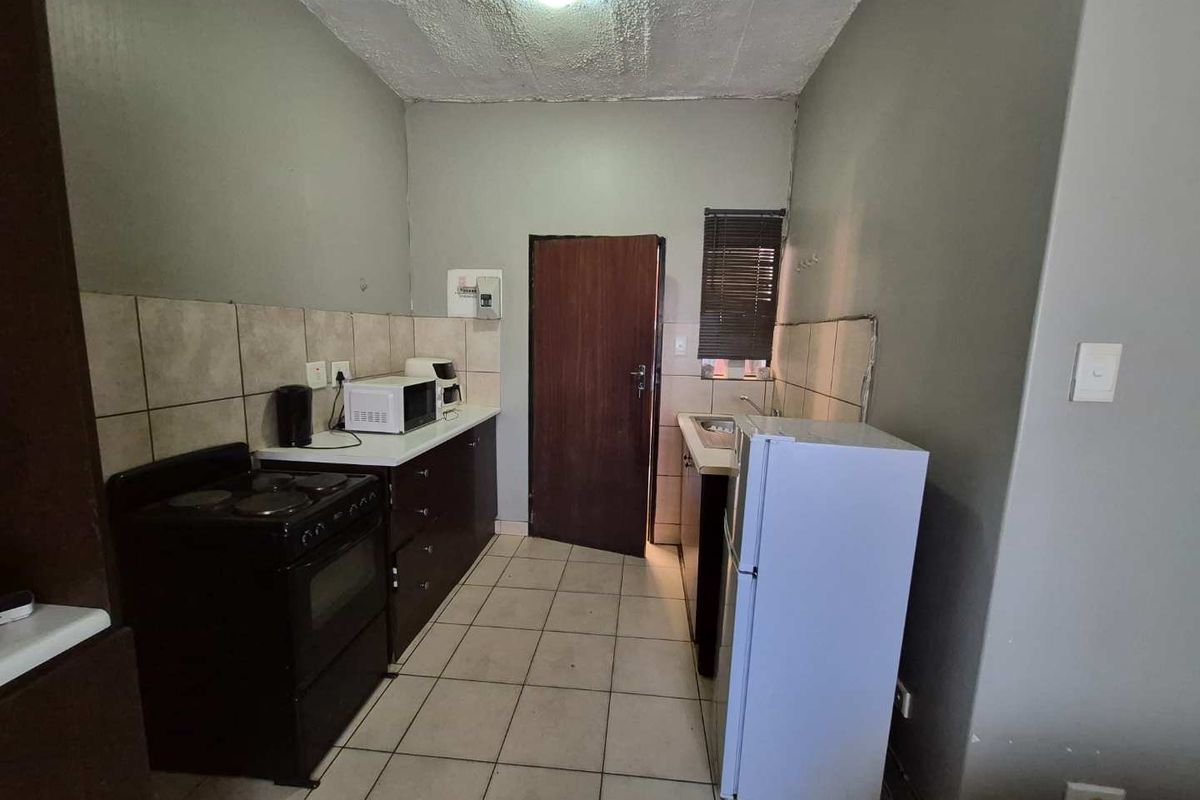 Bachelor Apartment FOR SALE  in KEMPTON PARK EXT 1 - Photo 2