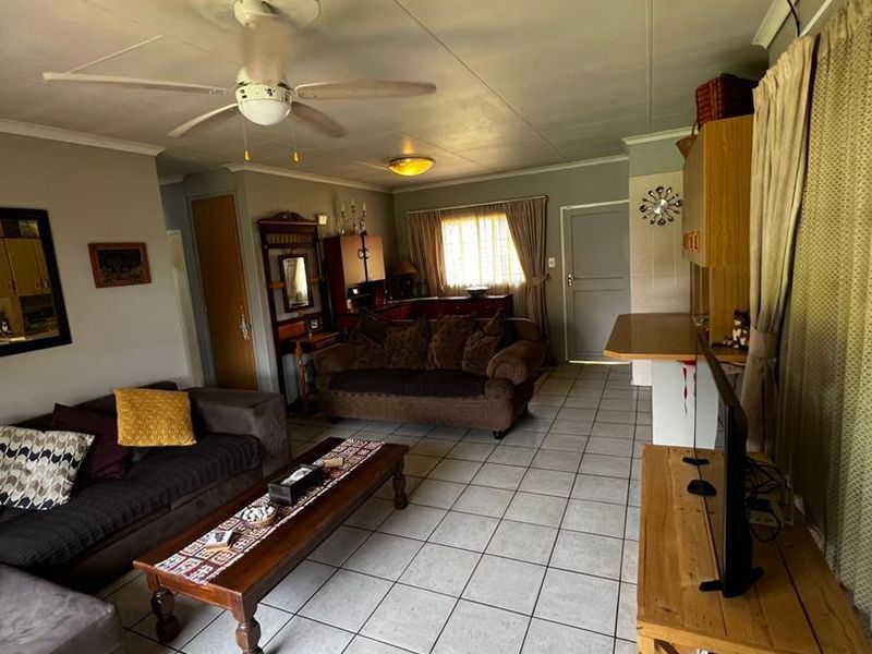 Spacious 3-bedroom town house is your home - Photo 3