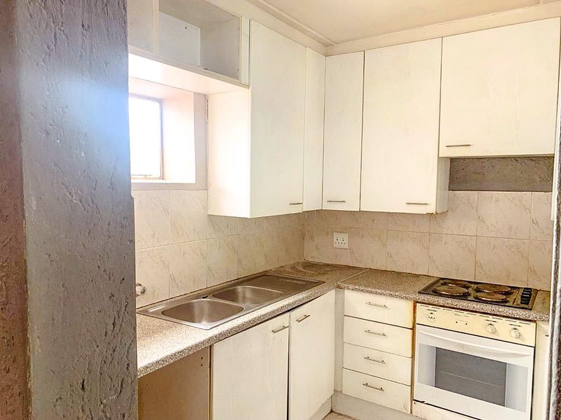 Live in Style: 2-Bedroom with Pool & Braai Area - Photo 4