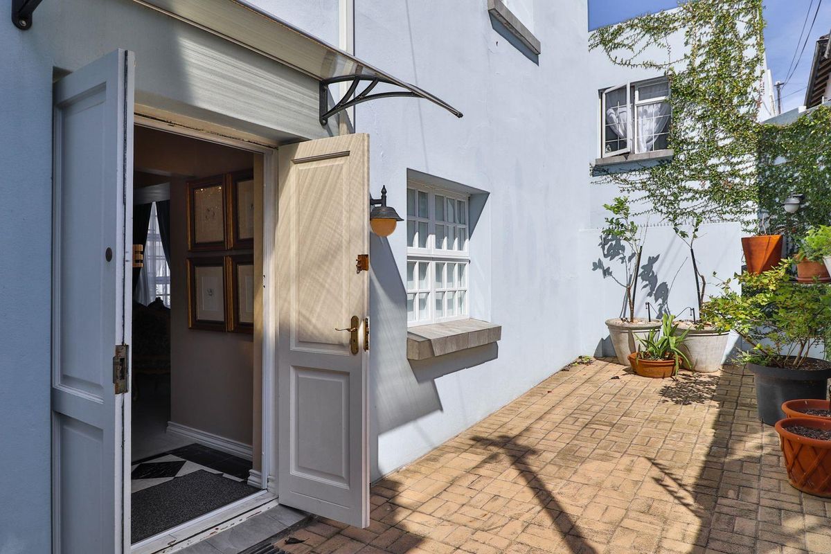 Renovated Sophistication - Photo 5