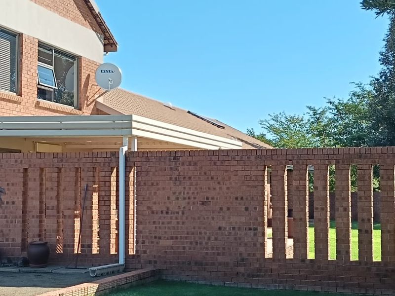 OUTSTANDING SMALL HOLDING. CAN BE USED FOR,GUESTHOUSE,ANY BUSINESS. ANY FARMING,LOTS OF WATER. - Photo 9