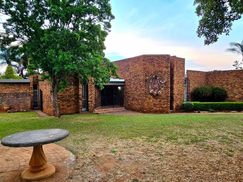 Future-Ready Family Living: Versatile 5-Bed House with Study and Premium Outdoor Spaces - Photo 3