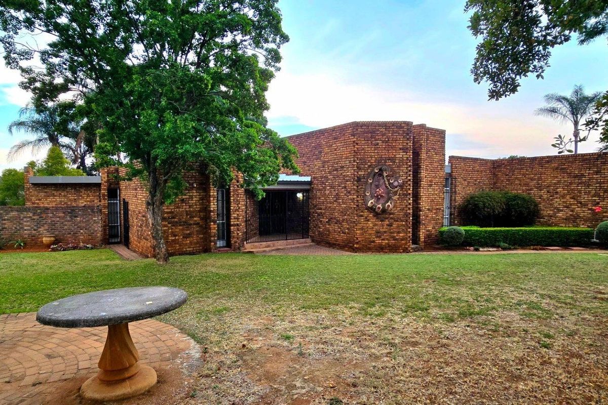 Future-Ready Family Living: Versatile 5-Bed House with Study and Premium Outdoor Spaces - Photo 3