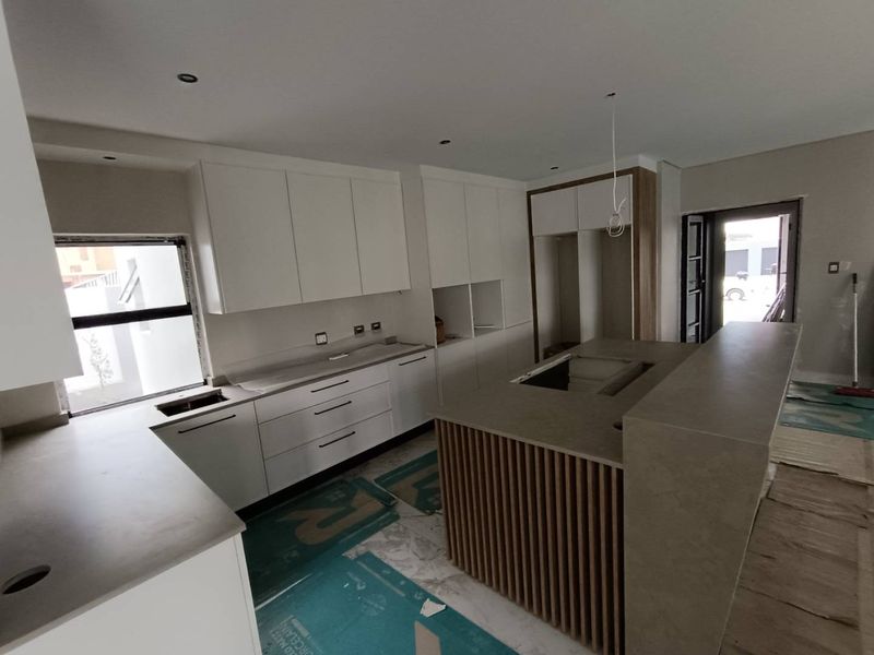 MIDSTREAM HEIGHTS - 5 BEDROOM HOUSE WITH 6 ENTERTAINING AREAS - Photo 10