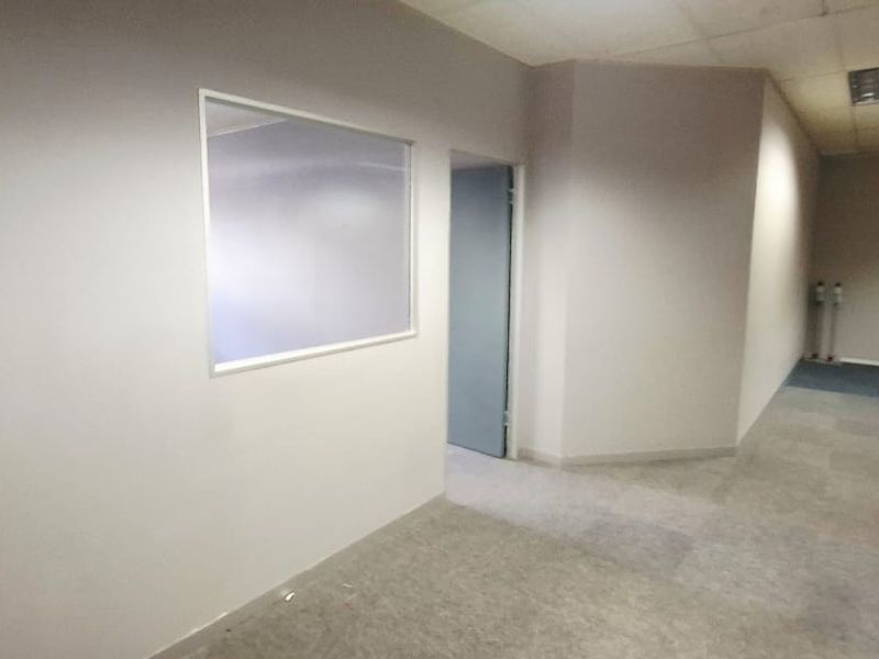 "Elevate Your Business: Spacious Office with Flexible Layout!" - Photo 4