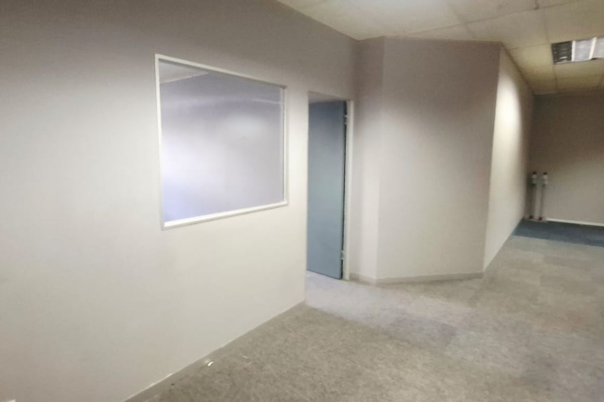 "Elevate Your Business: Spacious Office with Flexible Layout!" - Photo 4