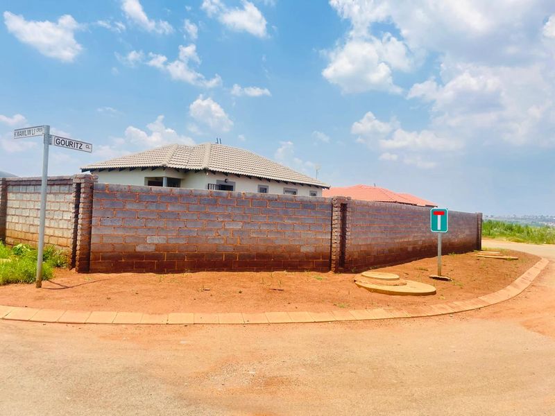 Stunning Corner House with a Big Yard!! - Photo 2