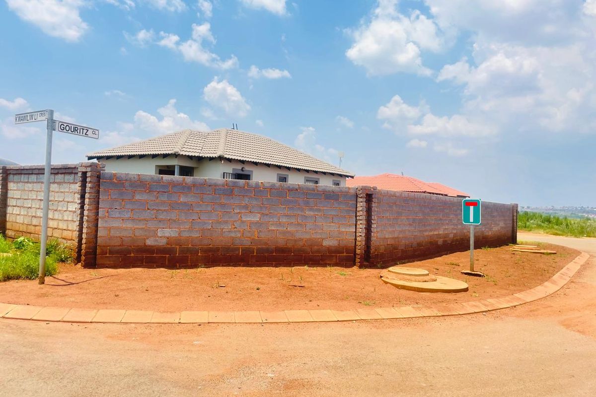 Stunning Corner House with a Big Yard!! - Photo 2