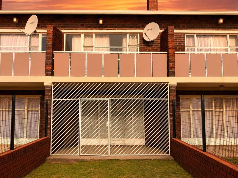 Invest TLC in this charming duplex with large garden space - Photo 7