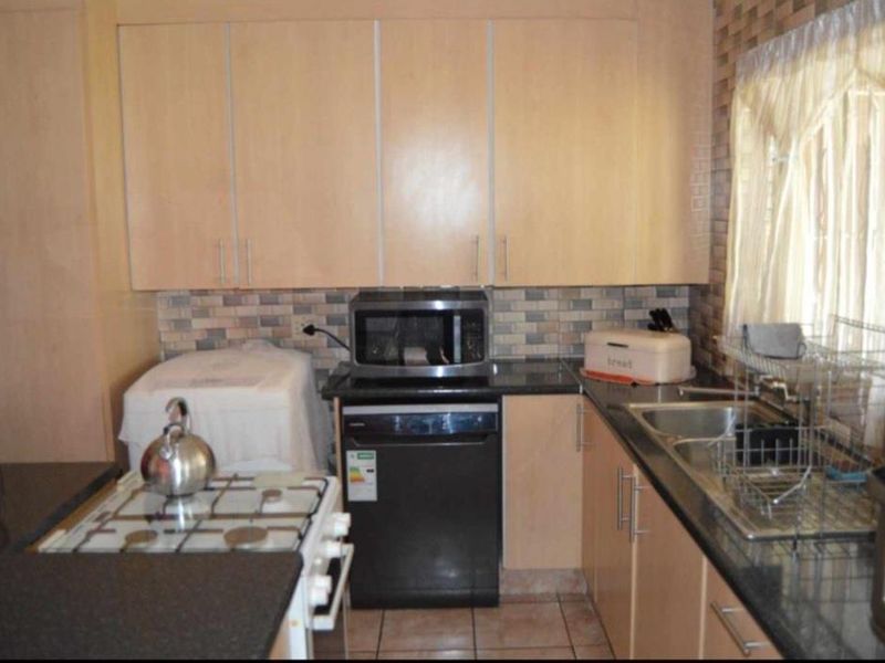 Family Home for Sale with Flatlet - Photo 8