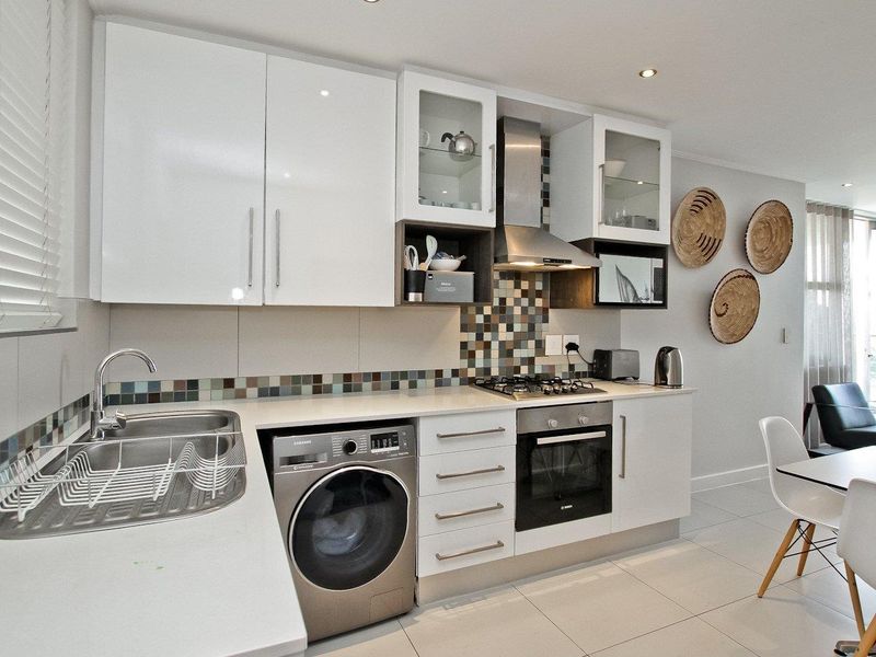 MAGNIFICENT SEMI FURNISHED 2 BED APARTMENT IN ROSEBANK - Photo 10