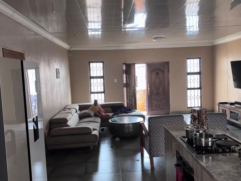 SPACIOUS 3 BEDROOM HOME - Photo 7