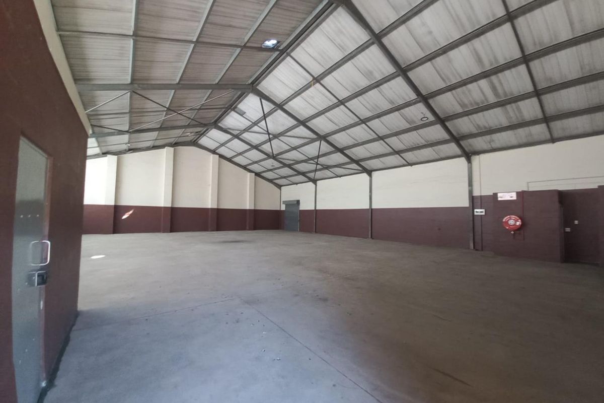 Versatile Industrial Warehouse Space in Empangeni Central for Lease. - Photo 2