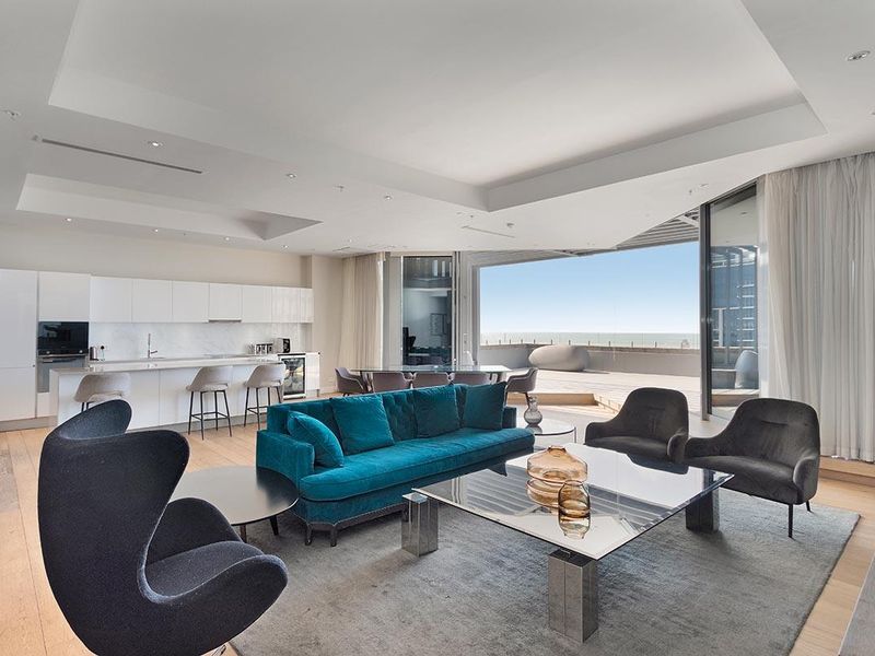 Penthouse Perfection: Breathtaking Views- Elegant Urban Retreat with Panoramic Table Mountain and Ocean Views - Photo 3