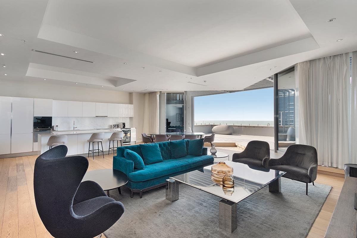 Penthouse Perfection: Breathtaking Views- Elegant Urban Retreat with Panoramic Table Mountain and Ocean Views - Photo 3
